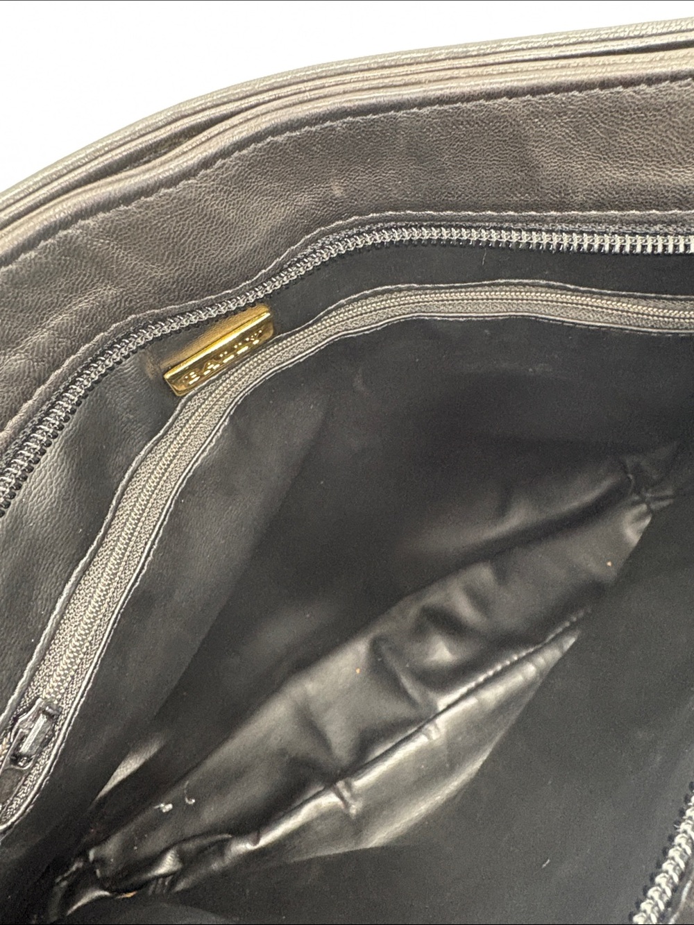 Vintage Bally Black Quilted Leather Shoulder Bag with Gold Chain Straps - Picture 5 of 8